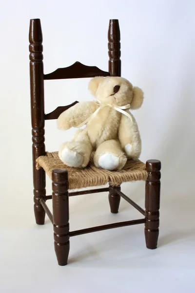 Teddy bear on an old-fashioned chair — Stock Photo, Image