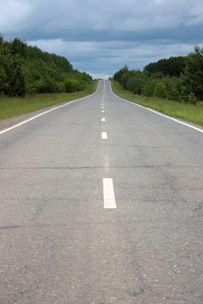 Estrada de asfalto em um dia nublado — Fotografia de Stock