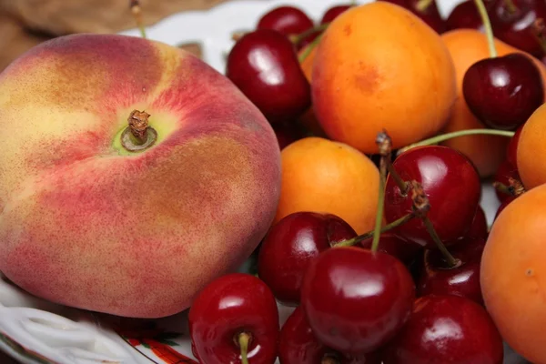 Frutas frescas maduras y bayas sobre la mesa — Foto de Stock