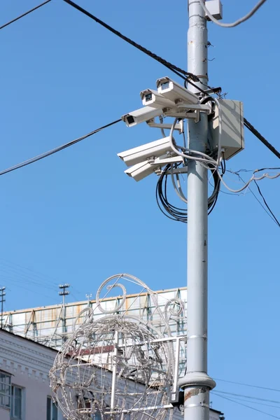 上一根杆，以监测在街上安全摄像机 — 图库照片