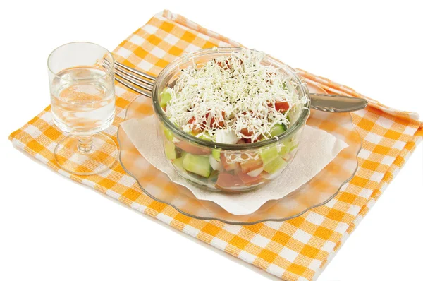 Salada Shopska e ouzo — Fotografia de Stock