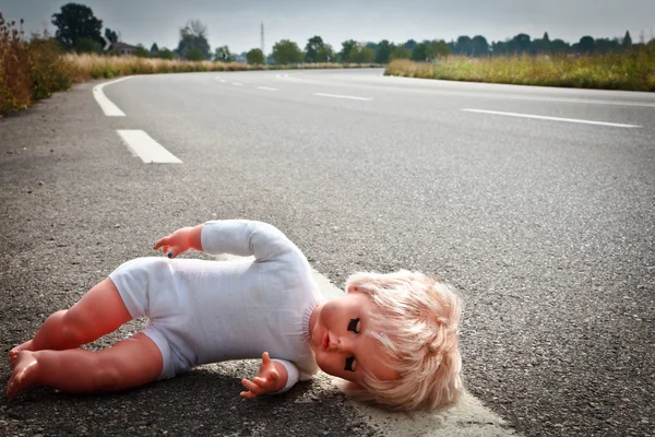 Puppe auf der Autobahn abgestellt — Stockfoto