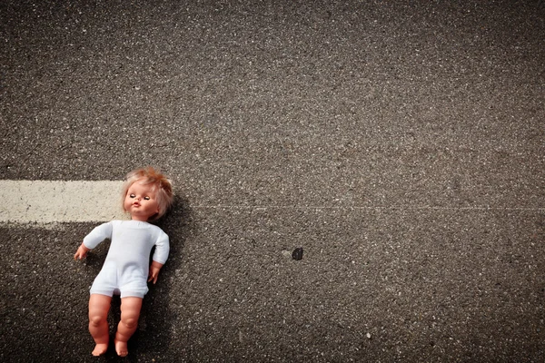 ตุ๊กตาออกจากเลนทางหลวง — ภาพถ่ายสต็อก