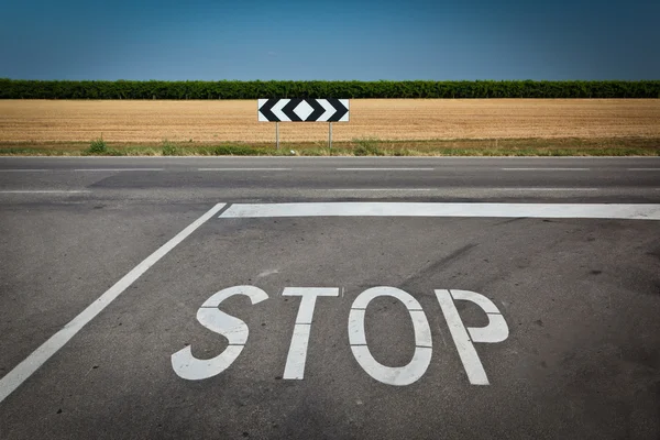 Stop signaal in de buurt van kruispunt — Stockfoto