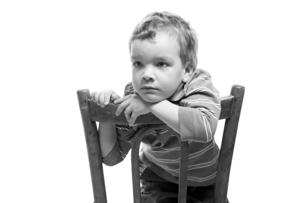 Trauriger Junge sitzt auf Stuhl — Stockfoto