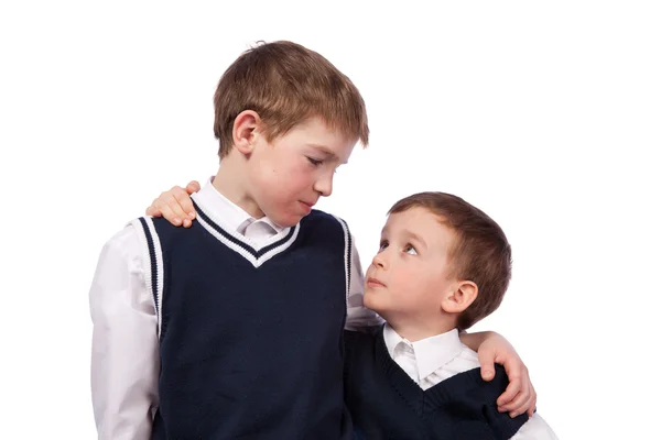 Ritratto di due fratelli in uniforme scolastica — Foto Stock