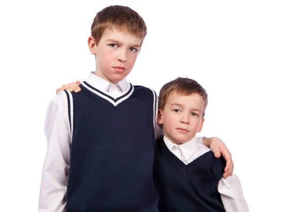 Портрет двух братьев в школьной форме — стоковое фото