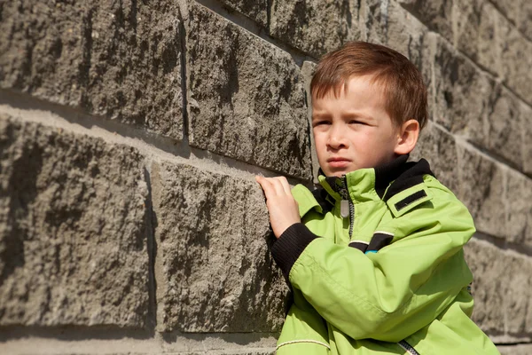 Retrato de menino sobre parede cinza — Fotografia de Stock