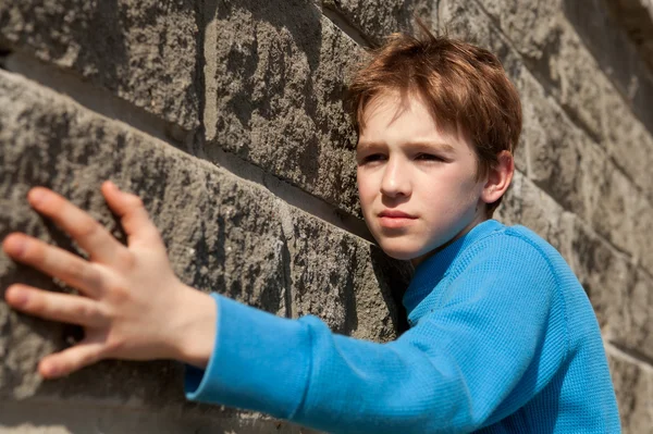 Porträtt av tonåring om grå vägg, utomhus — Stockfoto