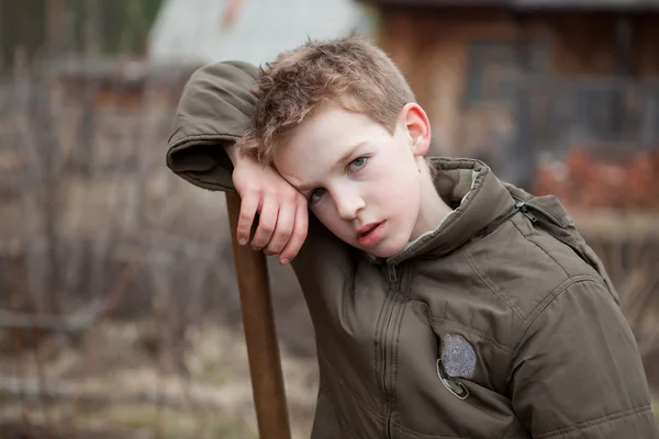 Портрет мальчика, уставшего после работы — стоковое фото
