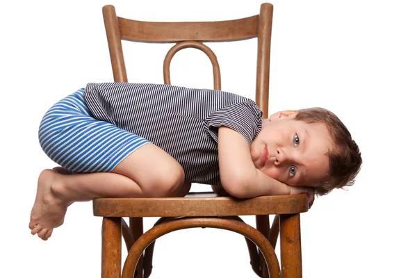Szomorú fiú ül a székre — Stock Fotó