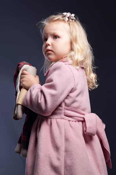 Portret van meisje in roze jas — Stockfoto