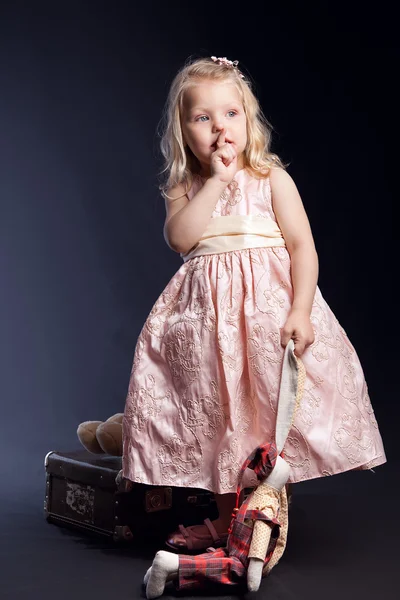 Portret van meisje in roze jurk. — Stockfoto