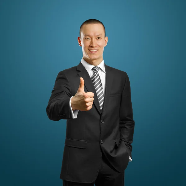 Aziatische zakenman in zwart pak toont goed gedaan — Stockfoto