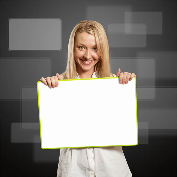Glad affärskvinna hålla tomt vitt kort — Stockfoto