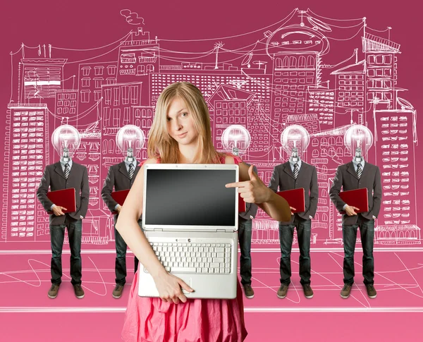 Vrouw en lamp hoofd ondernemers met laptop — Stockfoto