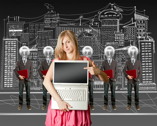Kvinna och lampa huvud företagare med laptop — Stockfoto