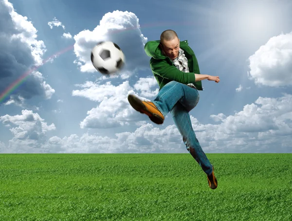 Азиатский футболист на открытом воздухе — стоковое фото