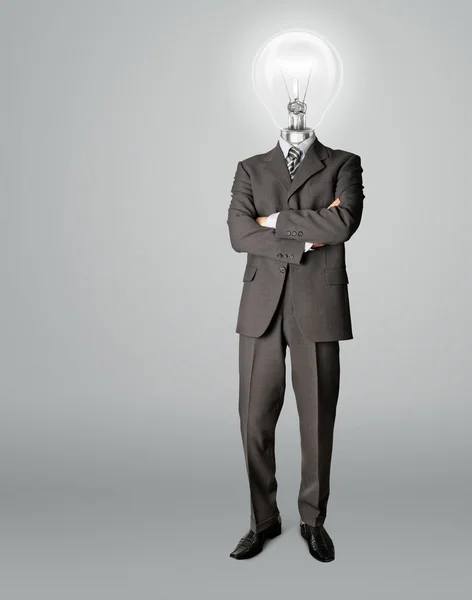 Homem de negócios com cabeça de lâmpada tem uma ideia — Fotografia de Stock