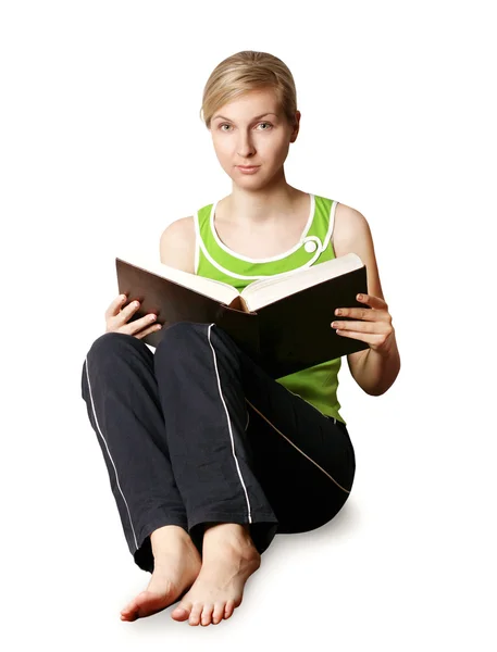 Chica universitaria estudiando con libro grande — Foto de Stock