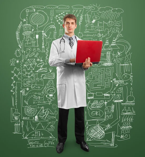 Dottore maschio in giacca e cravatta con computer portatile in mano — Foto Stock