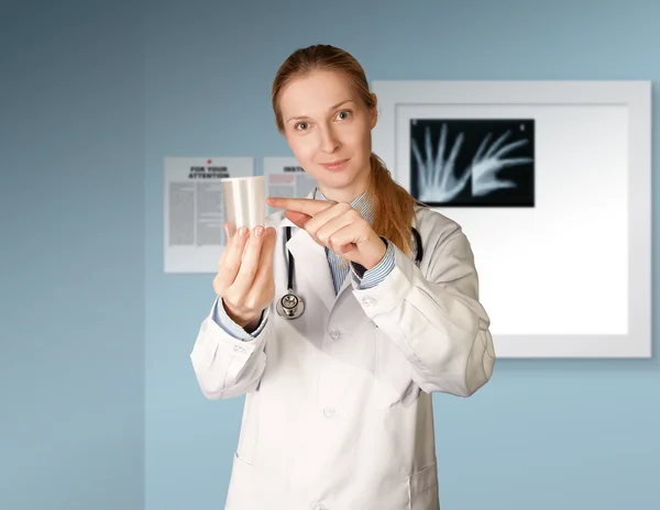 Доктор жінка з чашкою для аналізу — стокове фото