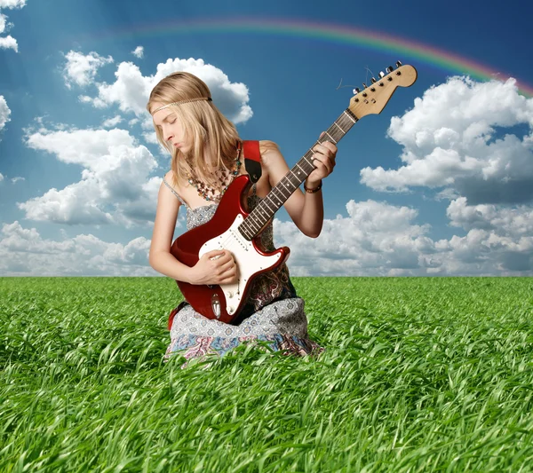Hippie flicka med gitarren utomhus — Stockfoto