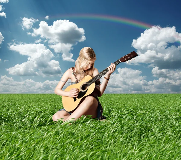 Hippie flicka med gitarren utomhus — Stockfoto