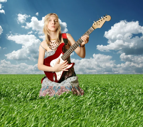 屋外のギターでヒッピーの女の子 ロイヤリティフリーのストック写真