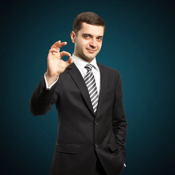 Zufriedener Geschäftsmann im Anzug zeigt Okay — Stockfoto