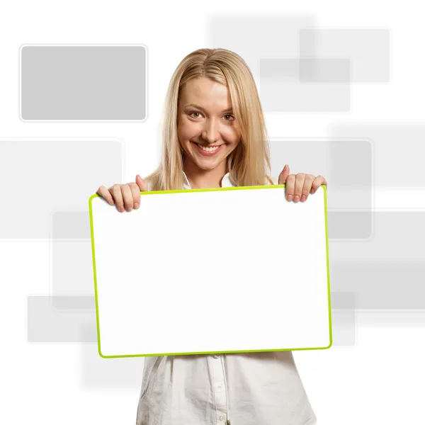 Feliz empresaria sosteniendo tarjeta blanca en blanco — Foto de Stock