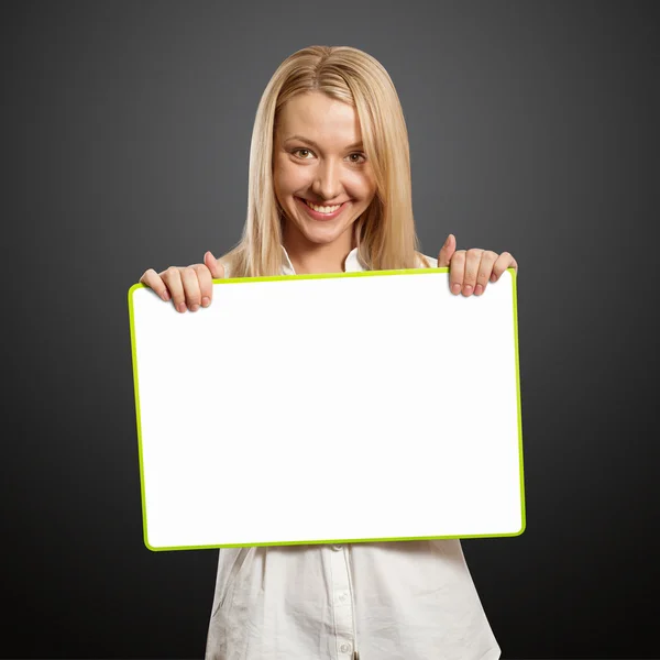 空白の白いカードを持って幸せな女性実業家 — ストック写真