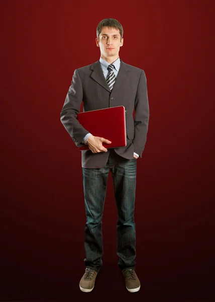 Man in pak met laptop in zijn handen — Stockfoto