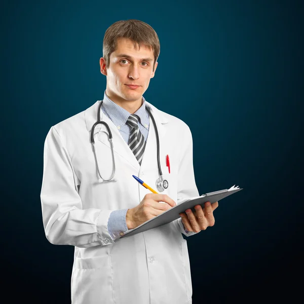年轻的医生用听诊器的男人 — 图库照片