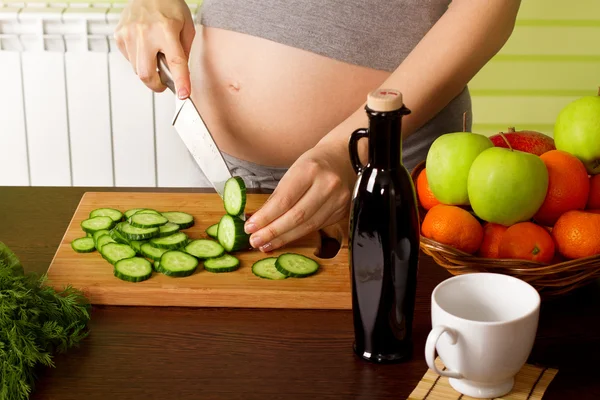 Hamile kadın üzerinde mutfak Stok Fotoğraf