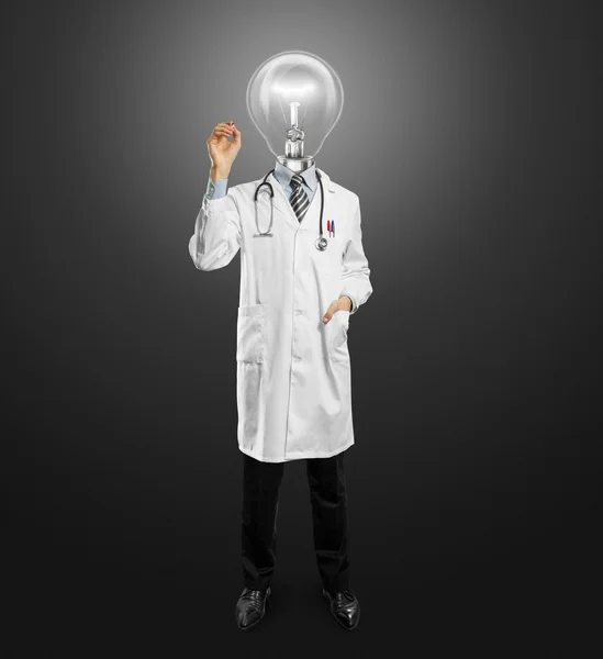 Lamp-head doctor masculino escribiendo algo — Foto de Stock