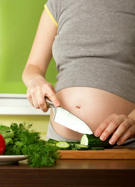 Zwangere vrouw op keuken — Stockfoto
