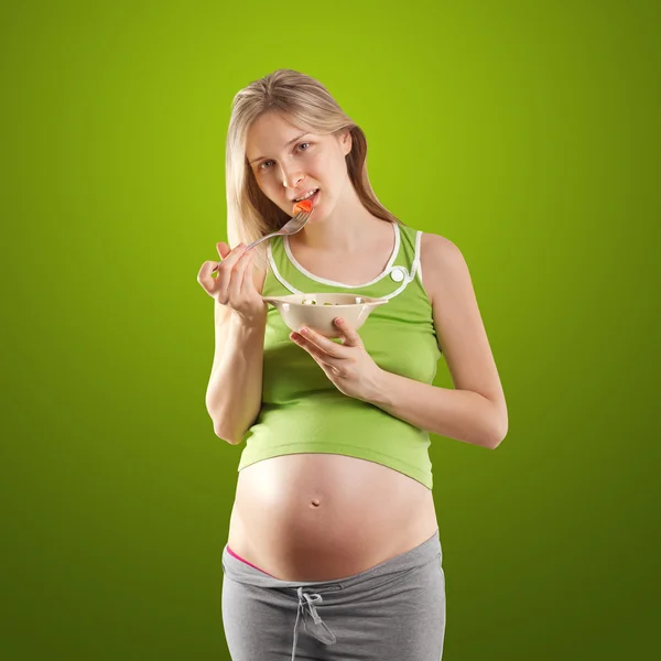 Mujer embarazada tierna con ensalada — Foto de Stock