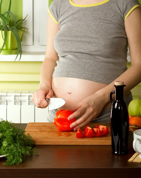 Kobieta w ciąży na kuchni Obrazy Stockowe bez tantiem