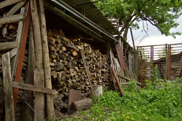 Dřevěná konstrukce v zemi — Stock fotografie