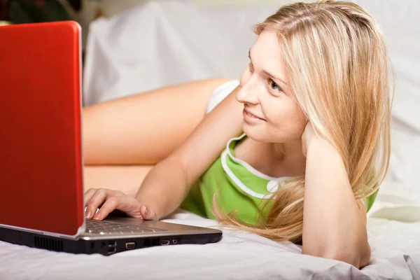 Nő az ágyban laptoppal — Stock Fotó