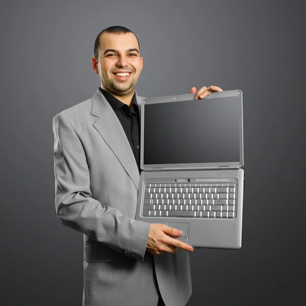 Podnikatel s otevřenou laptop ve svých rukou — Stock fotografie