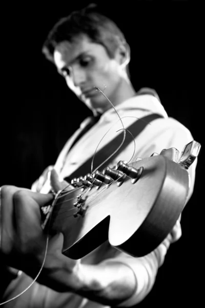 Мужчина с гитарой — стоковое фото