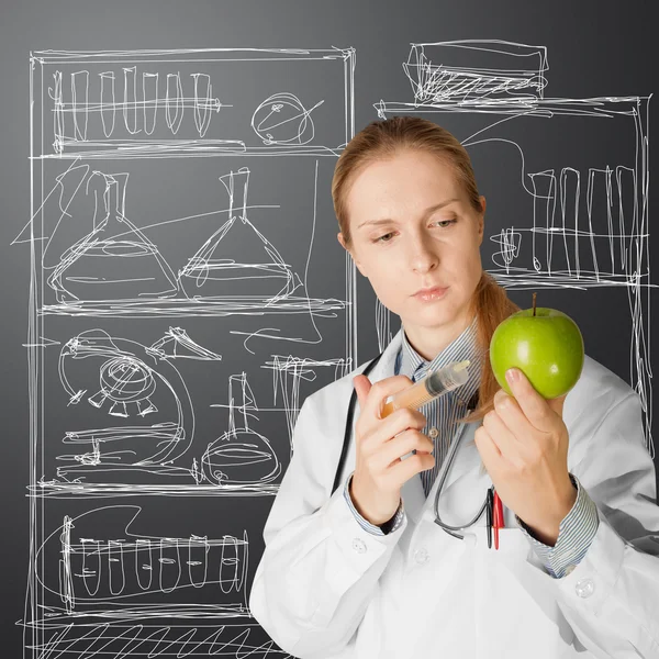 Científica mujer con manzana —  Fotos de Stock