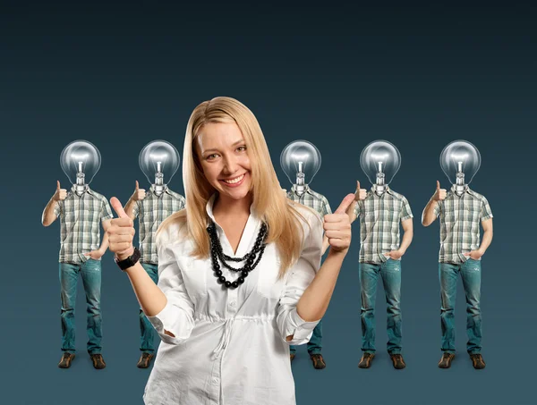 Mujer y cabeza de lámpara empresarios con portátil —  Fotos de Stock