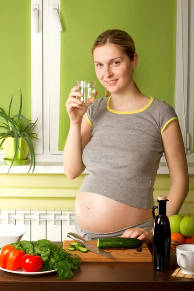 Mujer embarazada en la cocina —  Fotos de Stock