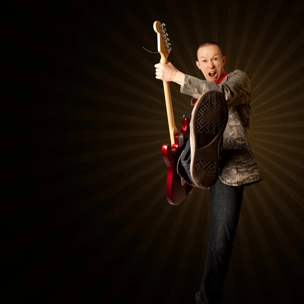 Rocker met gitaar en voet — Stockfoto