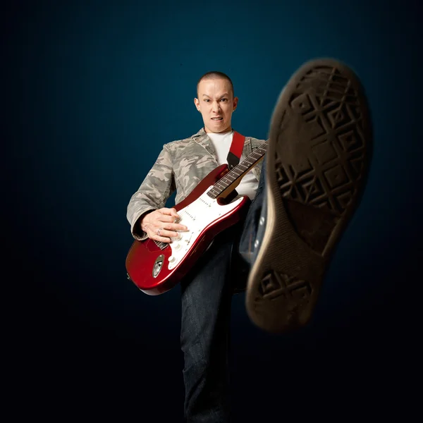Rocker s kytarou a nohy — Stock fotografie