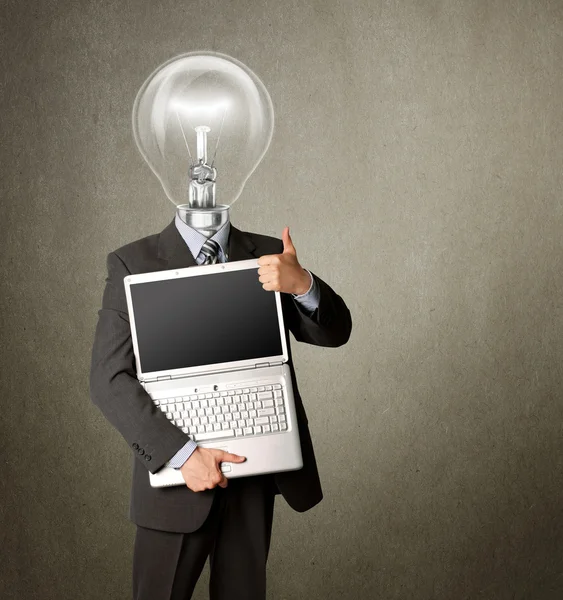 Affärsman med lampa-huvud med öppna laptop visar welldone — Stockfoto