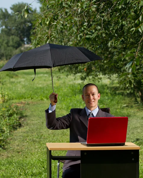 Affärsman med paraply — Stockfoto